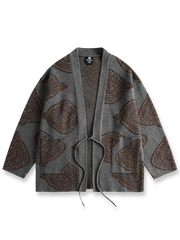 カシュクール柄ジャカードのVネックニットはんてん。民族的なデザインと優れた保温性が特徴。