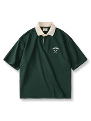 ダークグリーンボディにホワイトカラーと「CALIFORNIA」刺繍をあしらったスポーツポロシャツ。