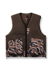 迷彩柄の立体ポケットが特徴的で保温性に優れたダウンベスト