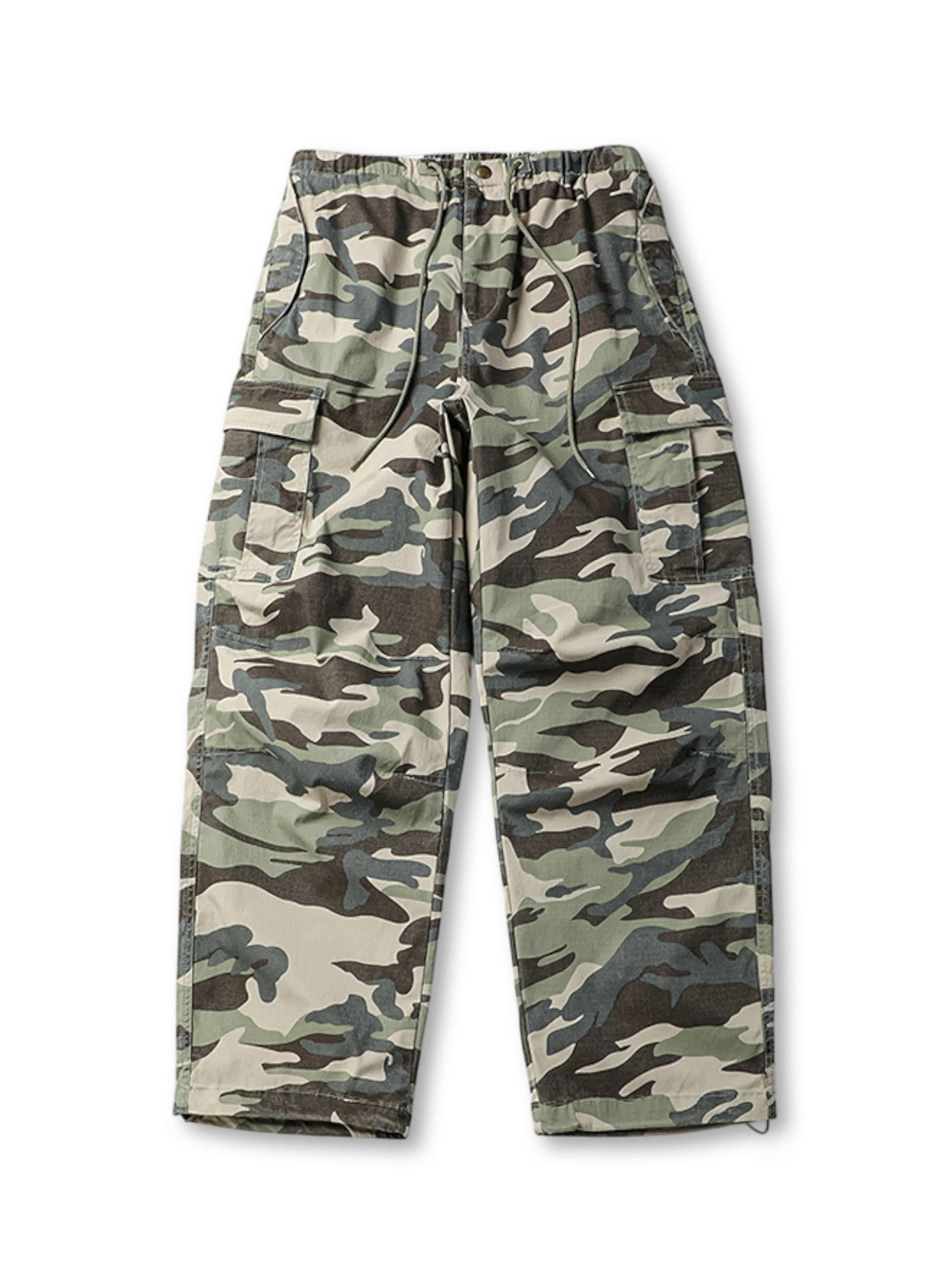 立体的なシルエットと快適な着心地が特徴の迷彩カジュアルパンツ