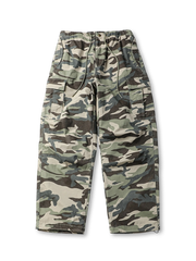 立体的なシルエットと快適な着心地が特徴の迷彩カジュアルパンツ