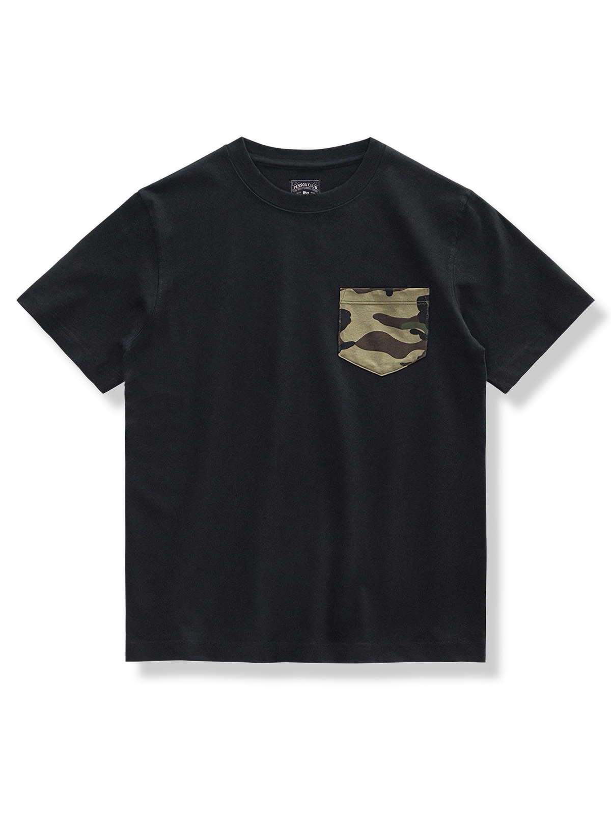 カモフラージュ柄のコントラストポケット付きTシャツ。