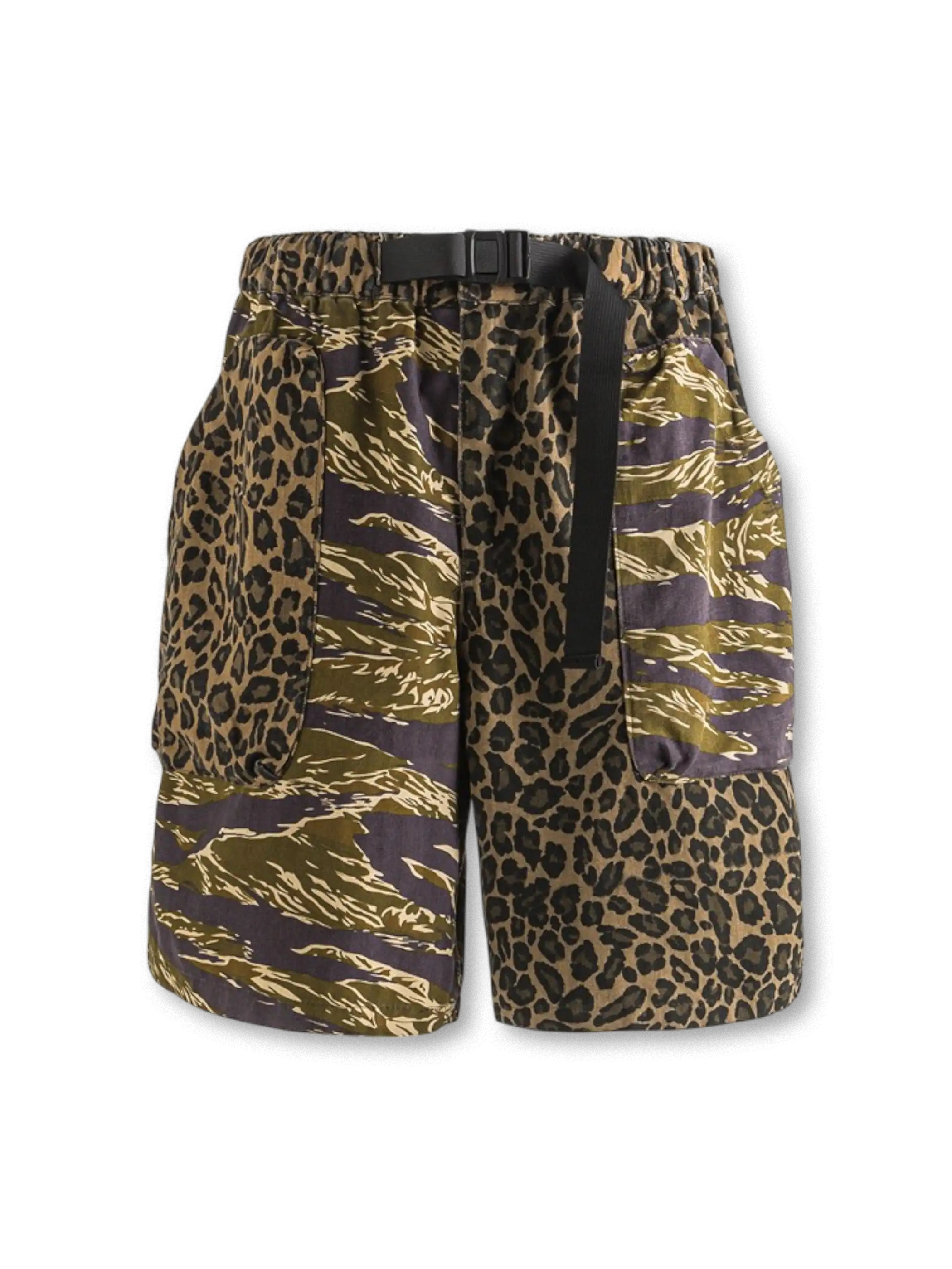 カモフラージュとレオパードのパッチワークが特徴のカーゴショーツ