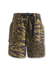 カモフラージュとレオパードのパッチワークが特徴のカーゴショーツ