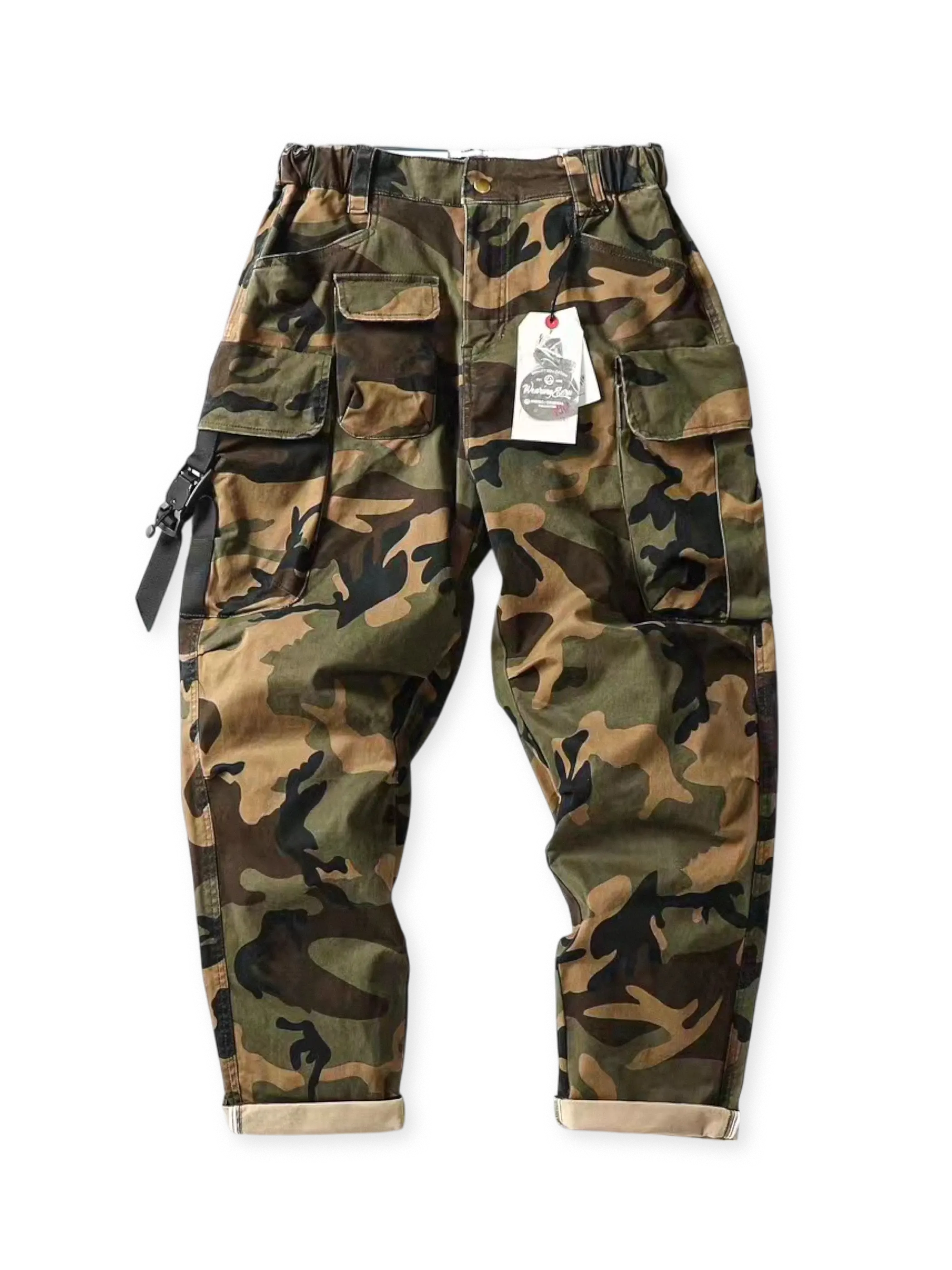ミリタリーカモフラージュ柄の多口ポケット付きワークパンツ。ストレートカットとゴムドローコードウエストが特徴。