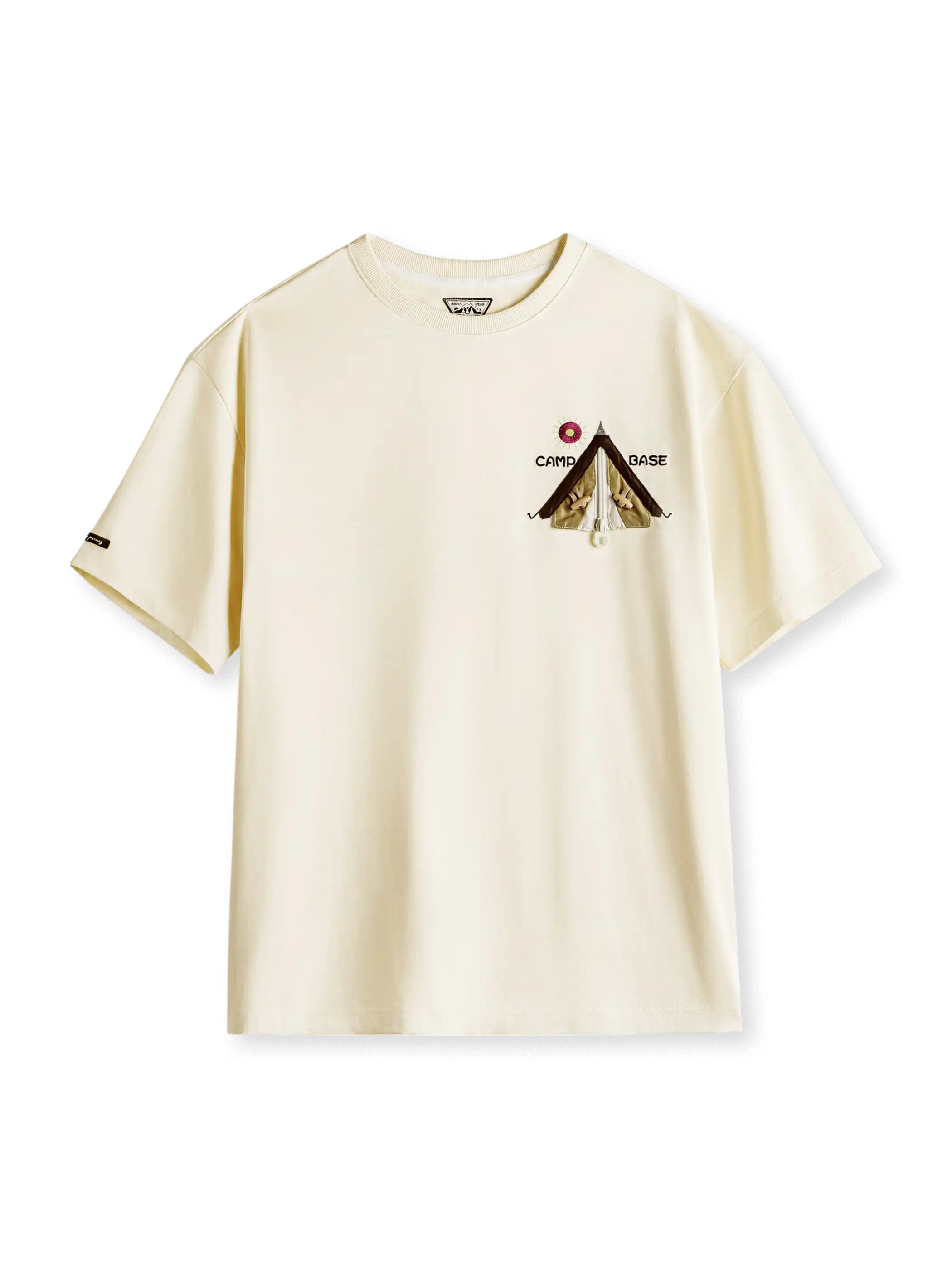 テント刺繍とファスナーギミックが特徴のヘビーウェイトコットンTシャツ、焚き火をイメージした太陽刺繍付き
