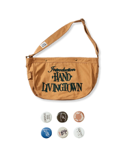 刺繍ロゴと内部ドローストリング付きの帆布メッセンジャーバッグ。