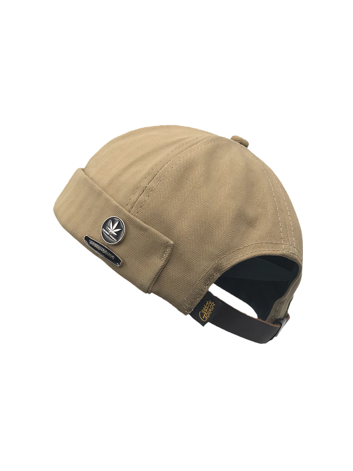 キャンバス素材と金属バッジを組み合わせたビーニースタイルのベレー帽