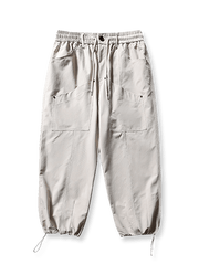 カーゴポケットとドローコード付きのストレートパンツ