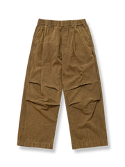大きなカーゴポケットとルーズフィットが特徴のワークウェアパンツ。