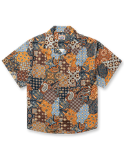 カシューナッツの花柄が映えるブラウンベースのアロハシャツ。