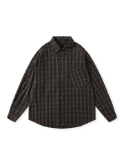 伝統的なチェック柄とアーチ裾を持つカジュアルシャツ。柔らかいコットン素材と胸ポケットが特徴。