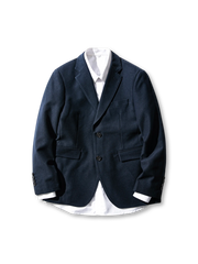 弾力性と耐摩耗性に優れた混紡素材使用のカジュアルシングルブレザー。翻領と洗練されたカッティングが爽やかで上品な印象を演出。