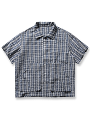 チェック柄と大きなビッグポケットを配したルーズシルエット半袖シャツ。