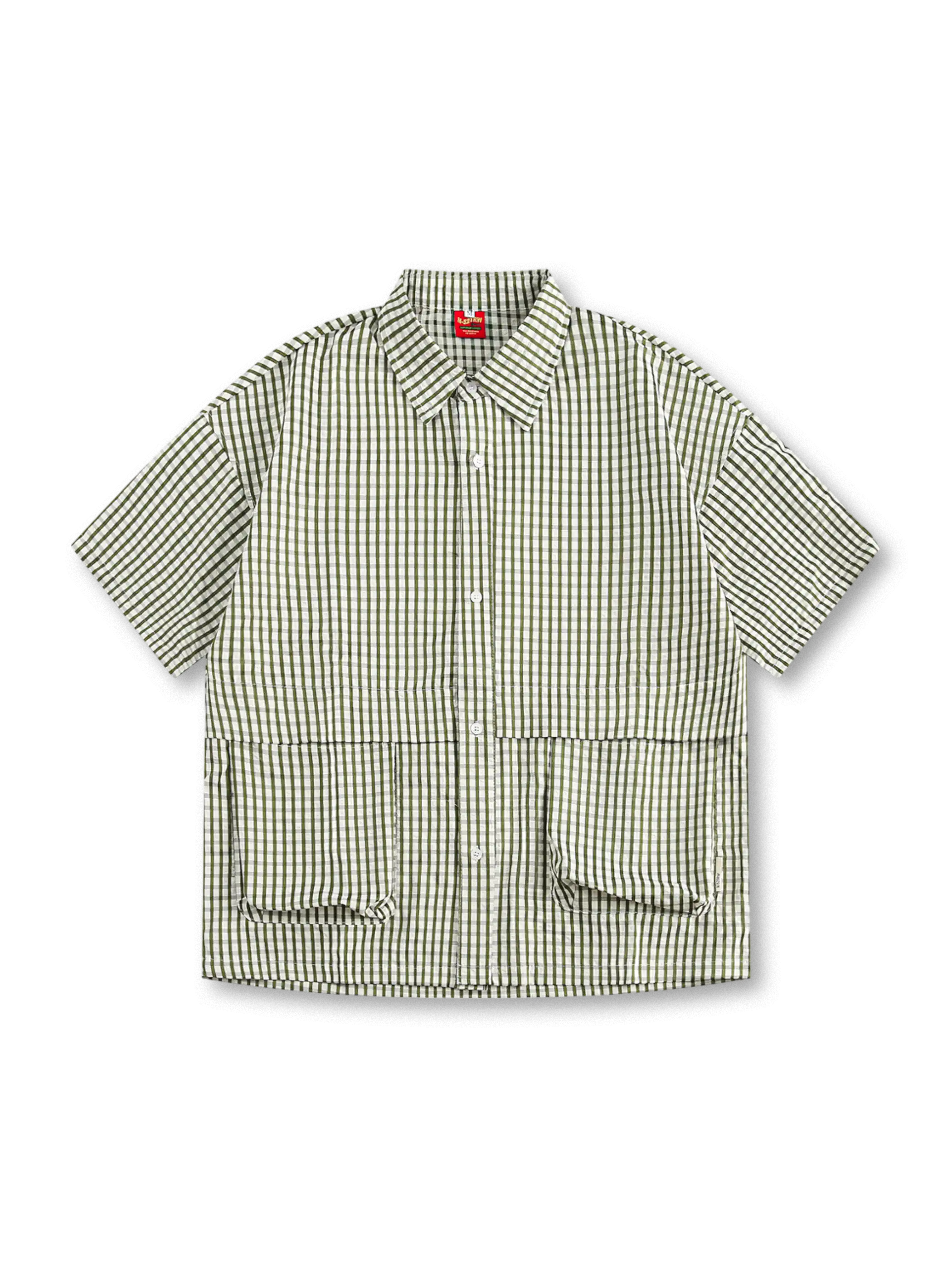 大きなポケットとチェック柄が特徴のワークスタイル半袖シャツ