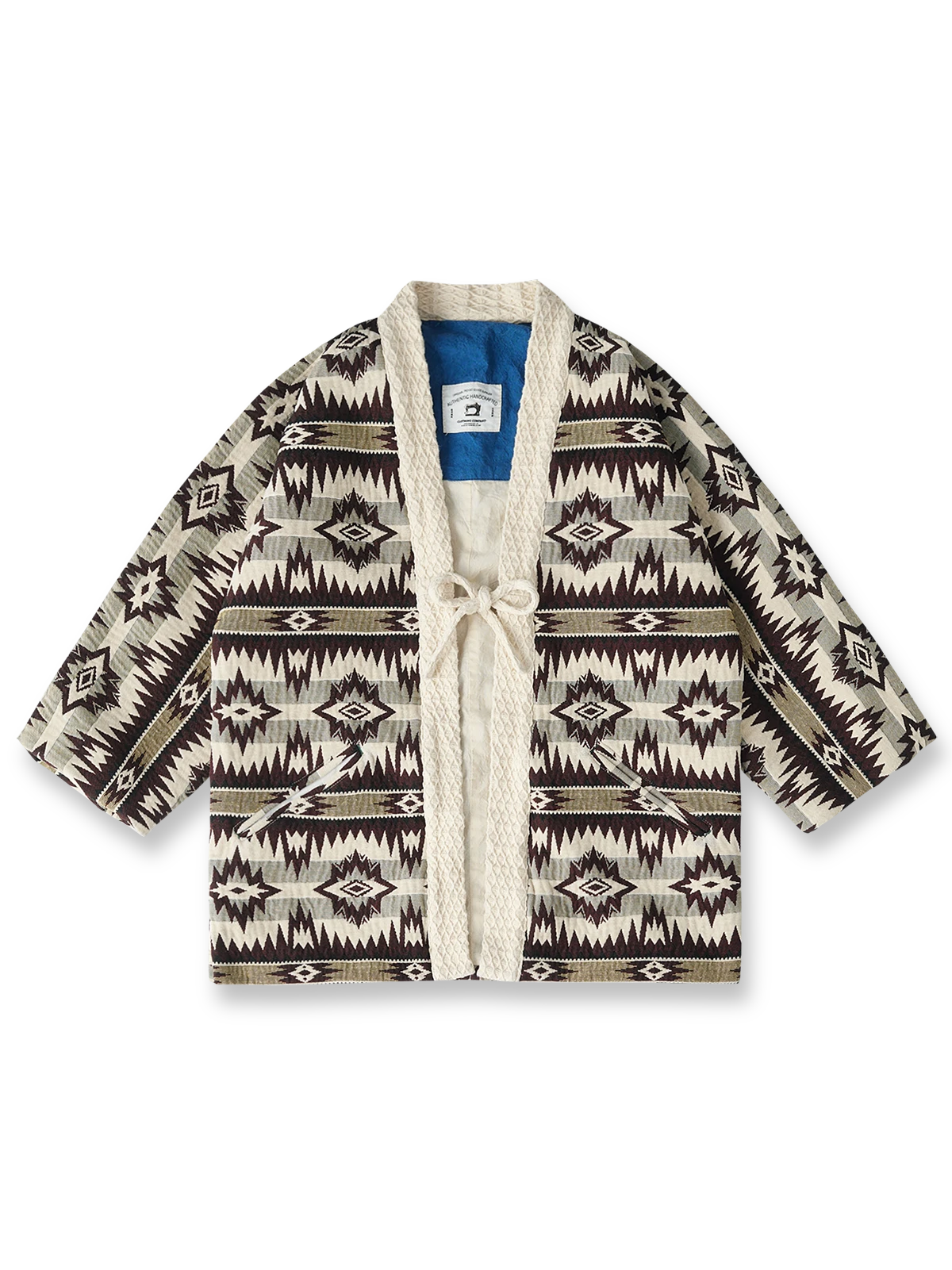 500g/m²のシェニール色織ジャカード生地を使用し、多彩なインディアン柄をあしらったゆったりとした連肩デザインのはんてん風ジャケット。
