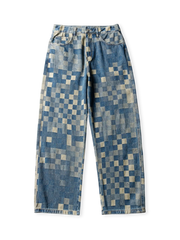 チェスボード柄パッチワークが特徴の98%コットンデニムパンツ。ウォッシュ加工とルーズストレートシルエットが魅力。