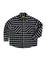 チカーノ美学とアメリカンワークウェア融合のフランネルシャツ。45度ポケットと刺繍入り襟裏が特徴。