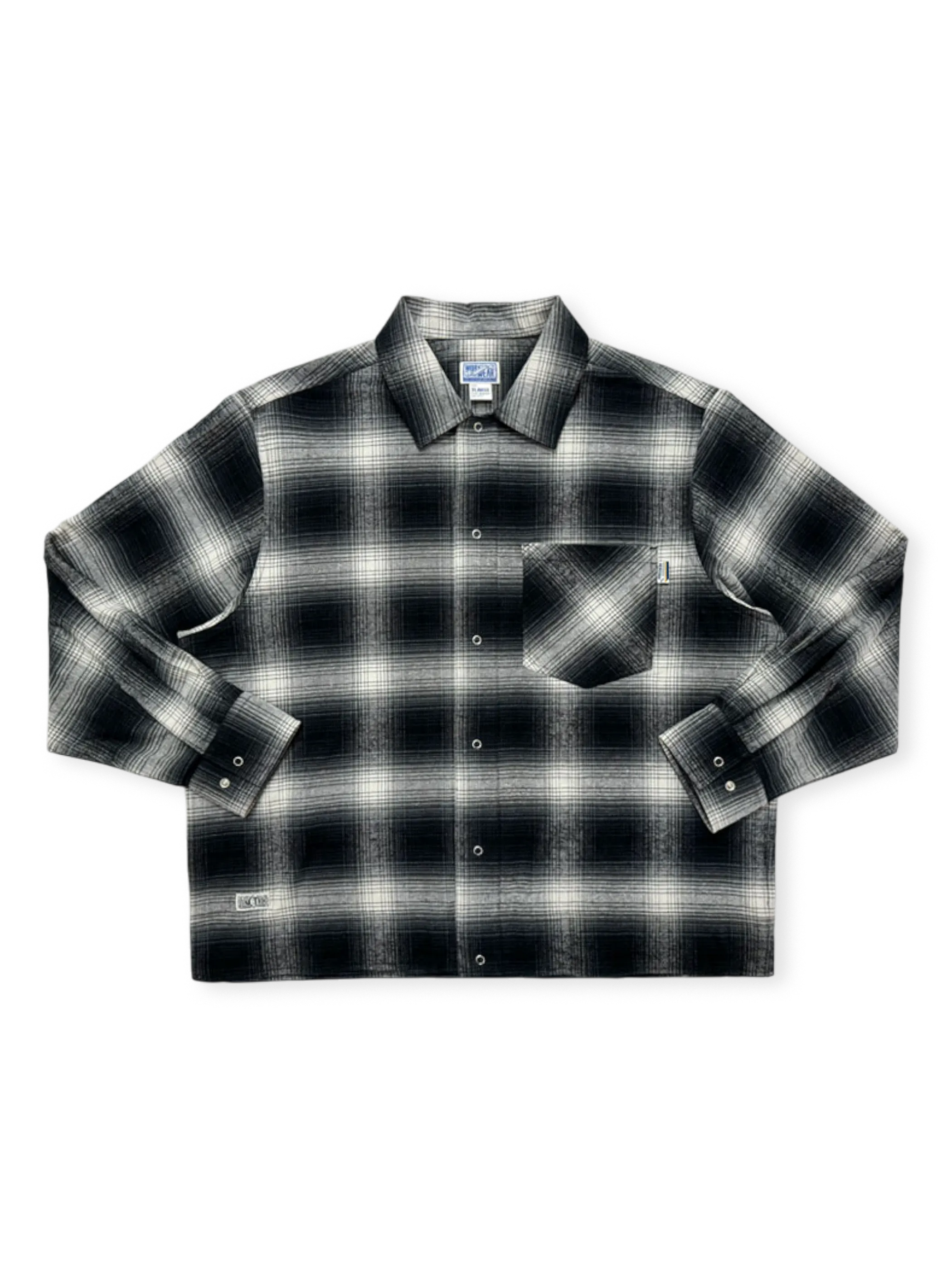 グラデーション黒白チェックのチカーノ短幅シャツ。ウォッシュ加工とYKK五爪ボタン、WORK WEARラベルが特徴。