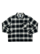 グラデーション黒白チェックのチカーノ短幅シャツ。ウォッシュ加工とYKK五爪ボタン、WORK WEARラベルが特徴。
