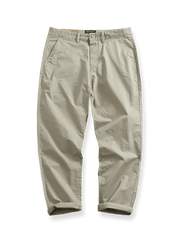 クラシックな5ポケットとスリムシルエットのCHINOストレートパンツ