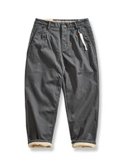 裏地フリース加工付きリラックステーパードシルエットのCHINOワークスラックス。