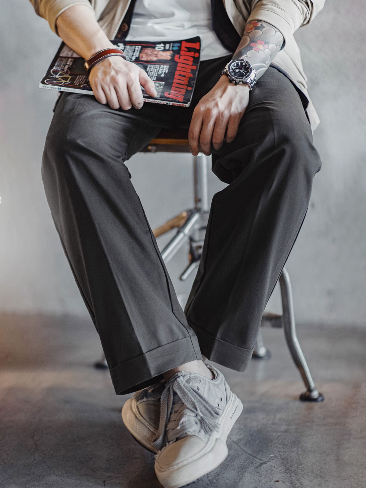 モデル着用のCHINOパンツ、スリムなシルエットとコーディネート