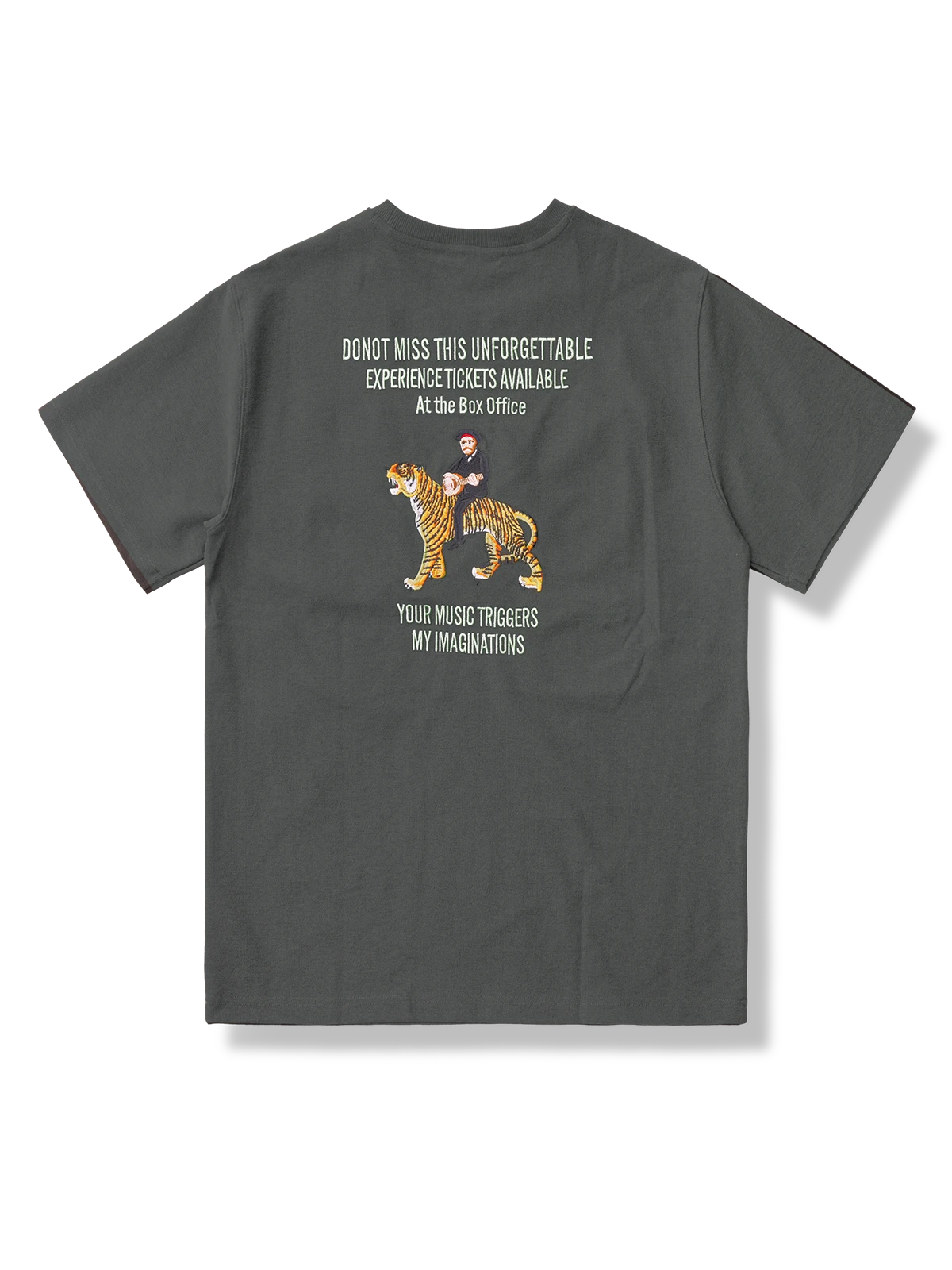 背中に人間とトラのサーカス刺繍をあしらったグレーの半袖Tシャツ。