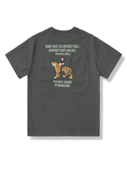 背中に人間とトラのサーカス刺繍をあしらったグレーの半袖Tシャツ。