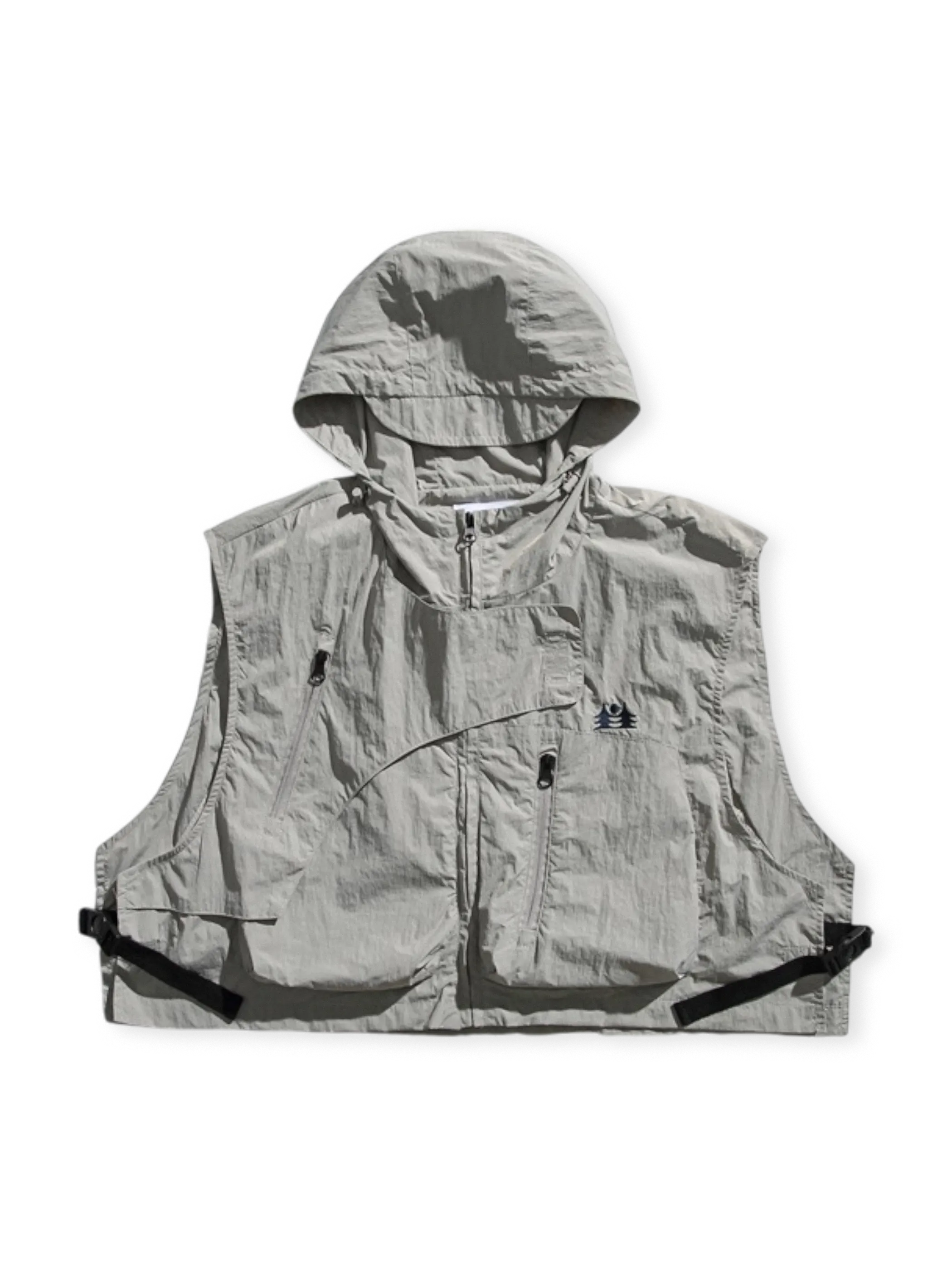 現代都市機能性とアウトドア多機能を融合した短丈フーディーベスト。調節可能なサイドボタンとドローコード付きフードポケット。