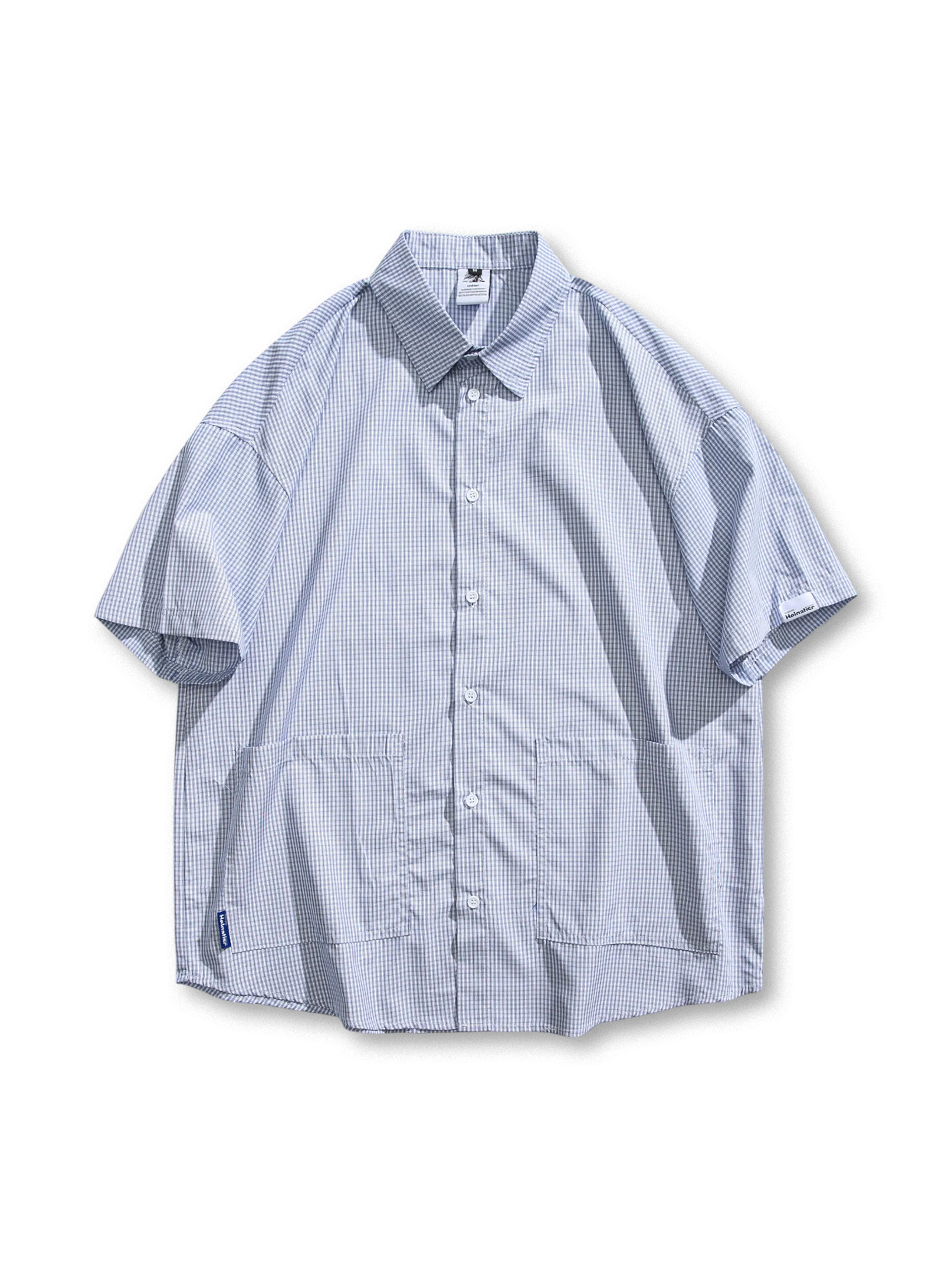 大きなポケットとオーバーサイズシルエットが特徴のチェック柄シャツ