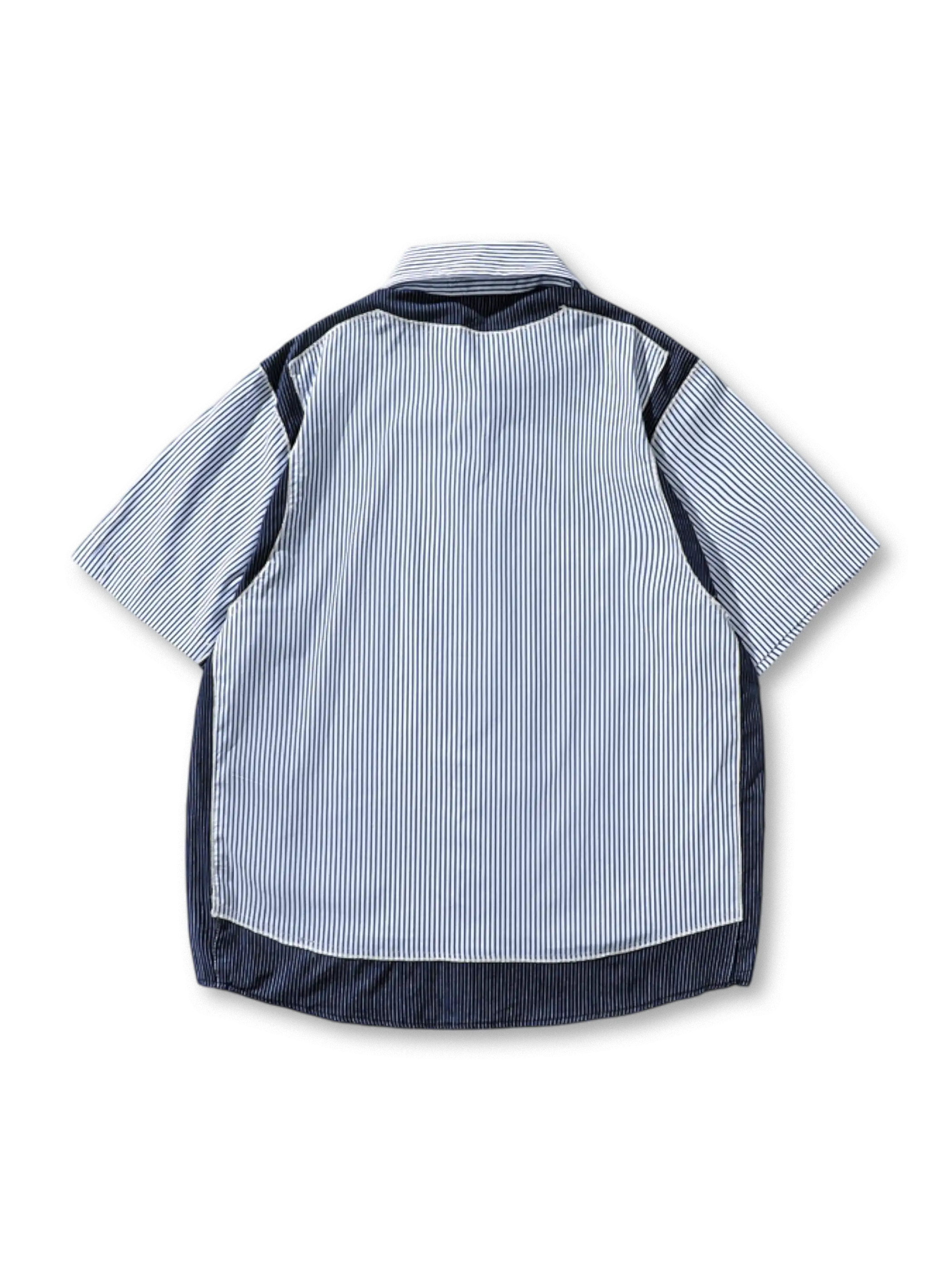 シティボーイパネルストライプシャツの全身ビュー、縦ストライプと暗色切り替えディテールを強調。