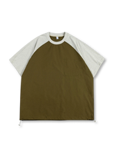 撥水ポリエステルとコットン天竺の切り替えが特徴のボクシーTシャツ