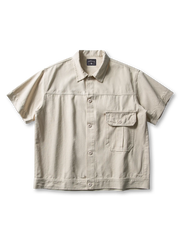 胸とサイドに大容量ポケットを配したボックスシルエットのワークポケットシャツ