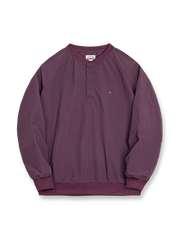 クラシックベースボールスウェットの全体正面画像、Mロゴ刺繍とリブカラーのディテール。