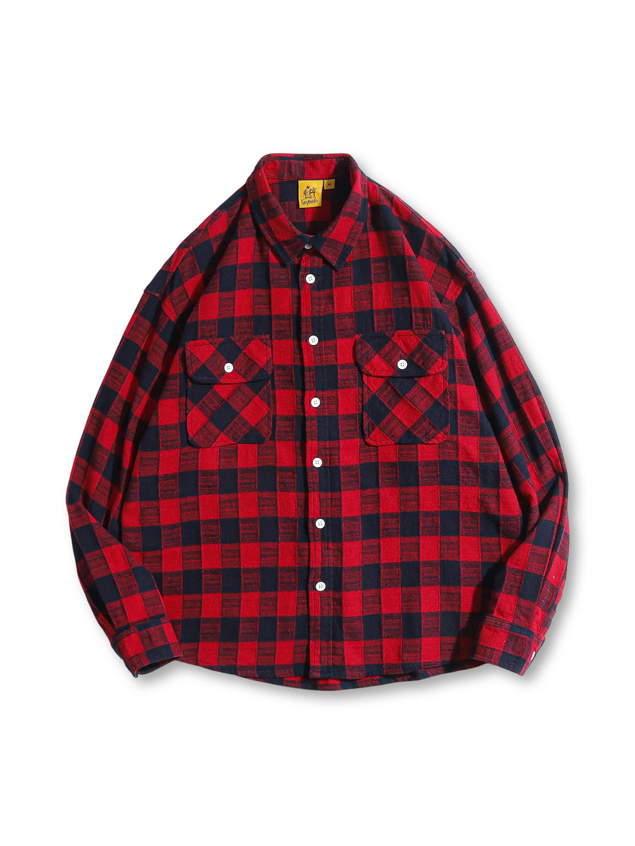 バッファローチェック柄とフラップポケットが特徴のコットン100%クラシックシャツ。快適な保温性で多用途に活躍