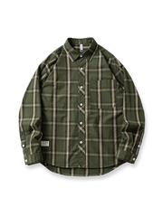 クラシックなチェック柄と複数ポケットが特徴のコットンワークシャツの全体像。