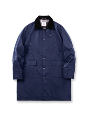 ツイル生地とコーデュロイラペルが特徴のハンティング風コート