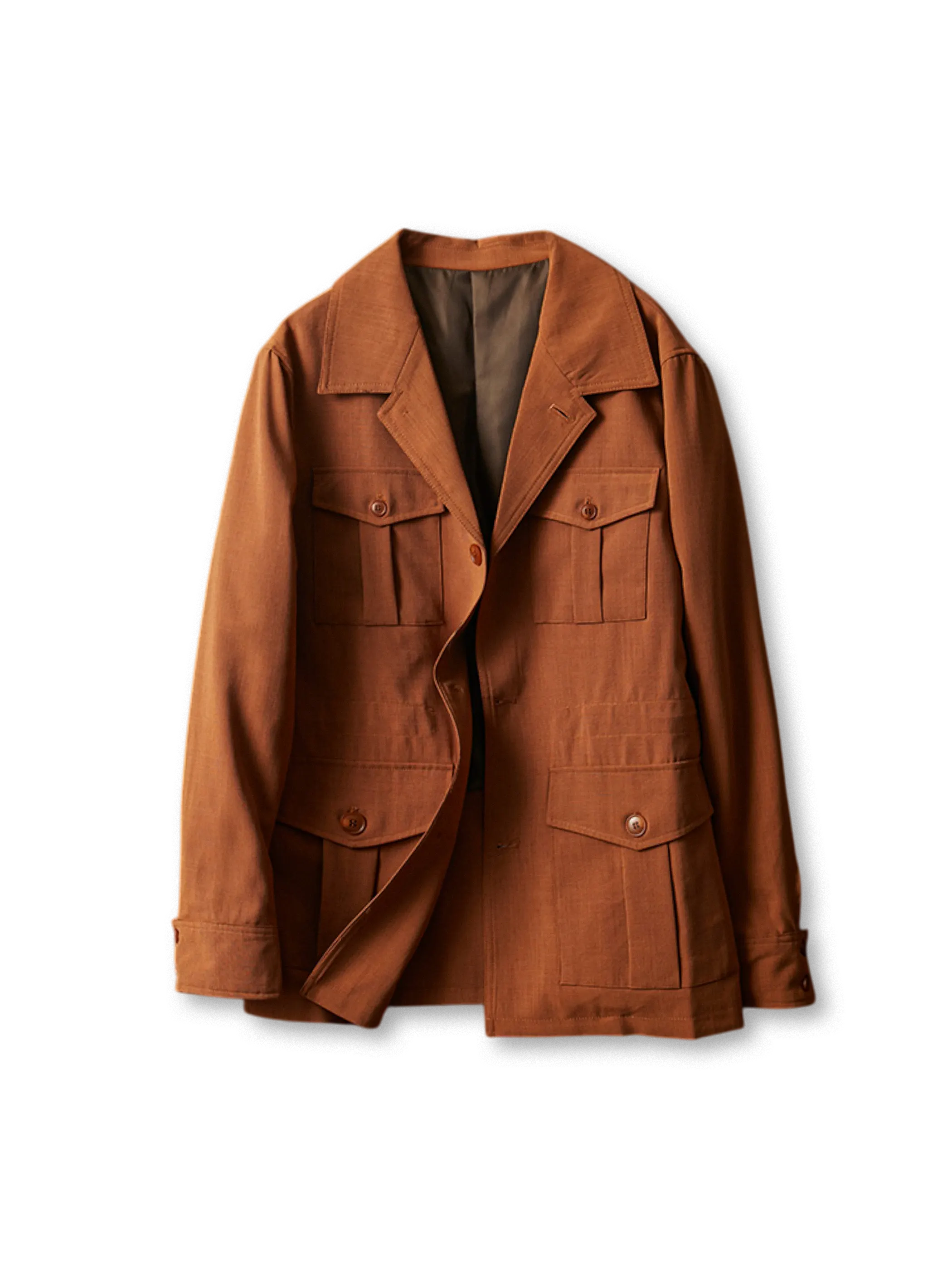 英倫ハンティングスタイルにインスパイアされ、綿麻生地の骨格感と翻領が特徴のクラシックハンティングワークジャケット。