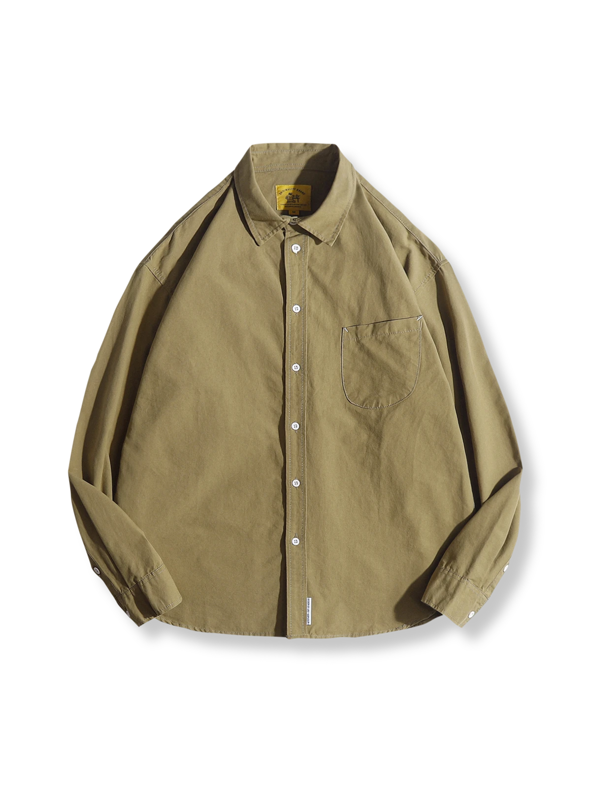 クラシックなカーキ色とポイントカラーが映えるコットンシャツの前面デザイン。