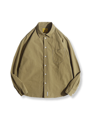 クラシックなカーキ色とポイントカラーが映えるコットンシャツの前面デザイン。