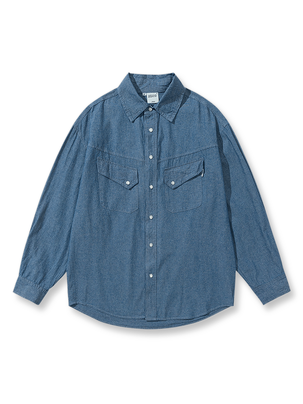 パールボタンとフラップポケットが特徴のコットンデニムシャツ