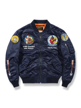 20世紀中頃の米軍パイロット制服をイメージした多色刺繍入りナイロンジャケット。