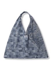 クラシックなパッチワークデニムで仕立てた大容量のトートバッグ。