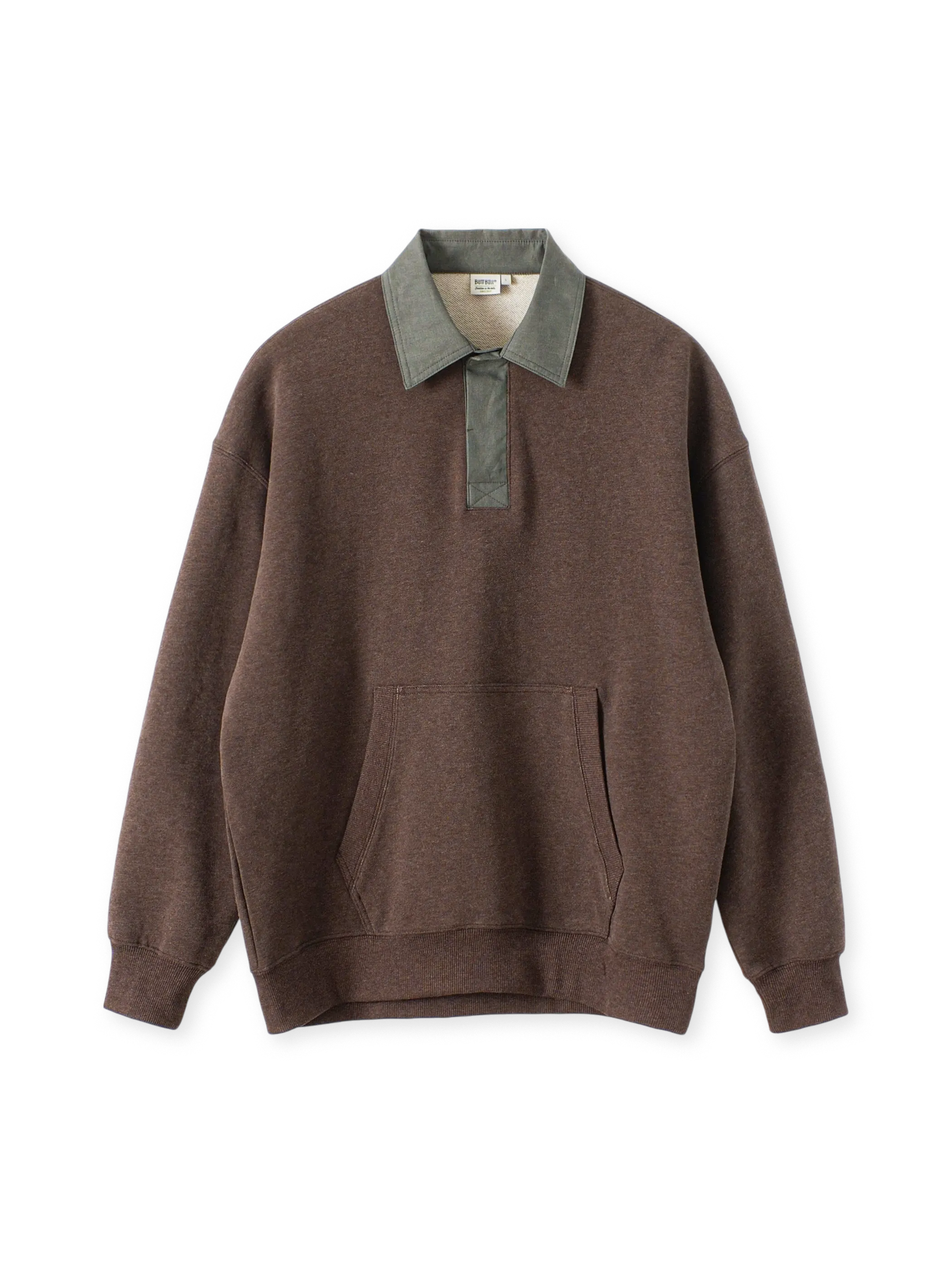 厚手コットン素材の長袖ラグビーシャツ。コントラスト配色の襟、大容量ポケット、リブ仕上げの袖口と裾が特徴。