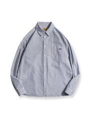 グレー、ブルー、レッドのストライプが特徴の100%コットンストライプシャツの全体像。