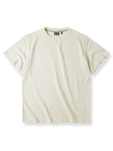 格子状のワッフル織りとベージュカラーが特徴のクラシックワッフルニットTシャツの画像。