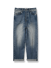 赤耳セルビッチとヴィンテージウォッシュが映えるハイウエストストレートデニムパンツ。