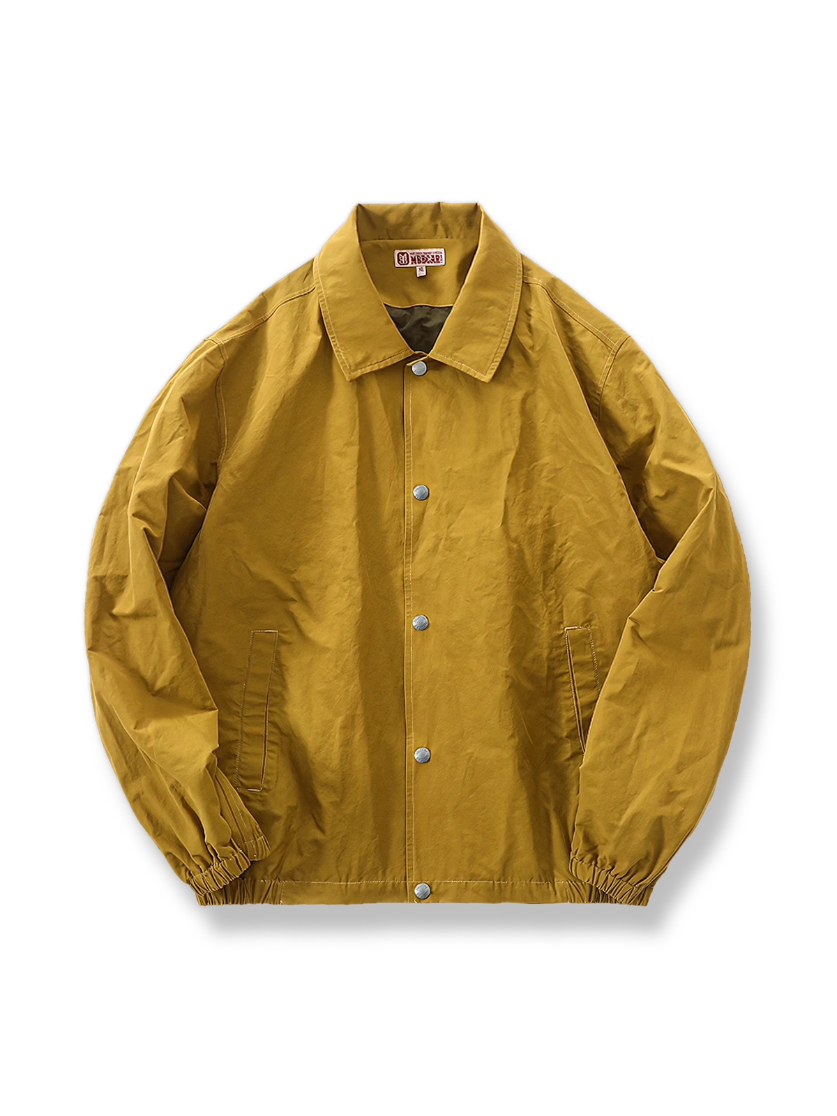 イエローブラウンの軽量ジャケット、立ち襟とリラックスフィット。