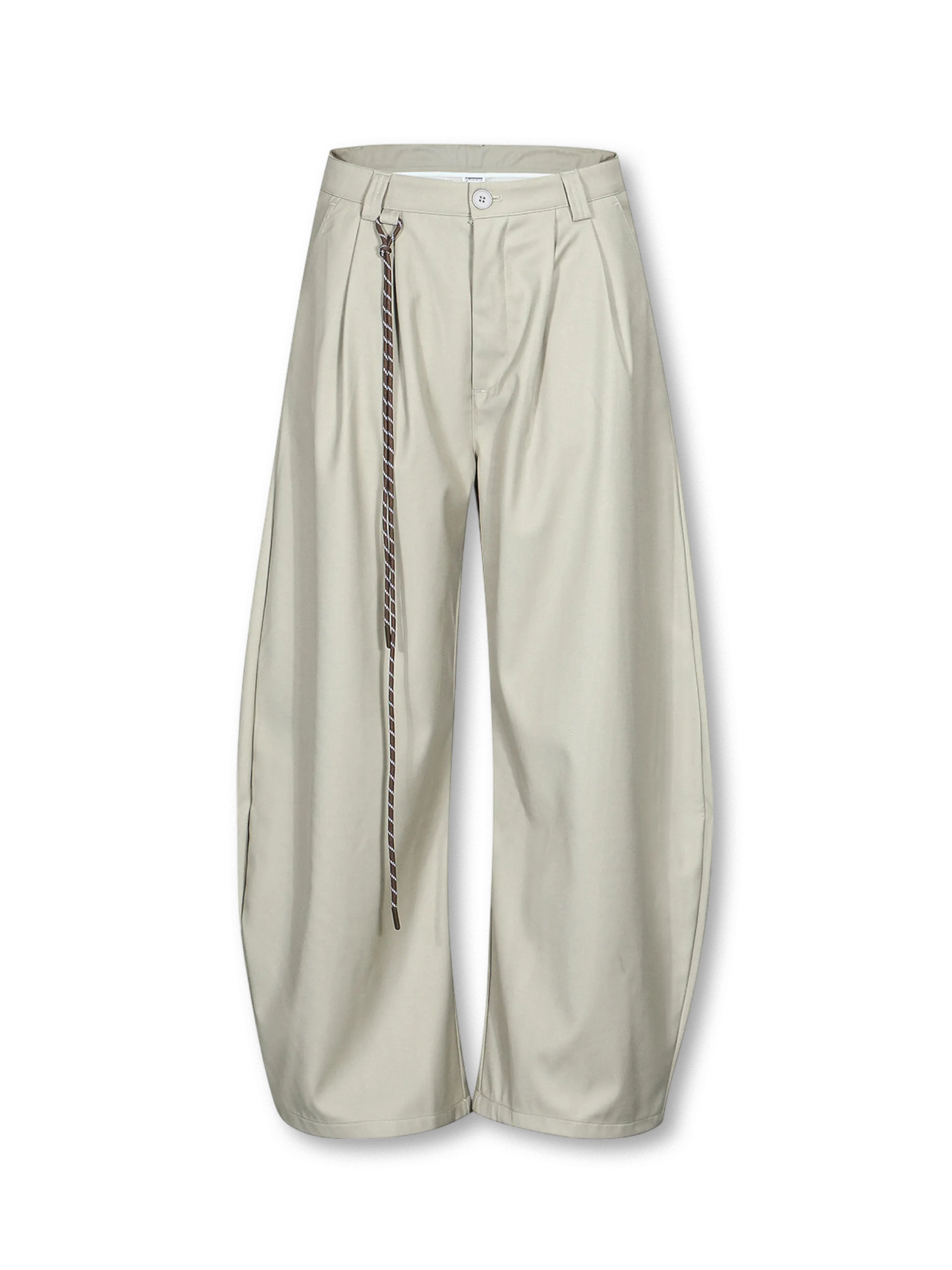 1920〜30年代ワークウェアに着想を得たバイタックデザインのクリーンフィットスラックス。滑らかなポリエステル素材で脚長効果があり、ミニマルなウエスト仕様が特徴。